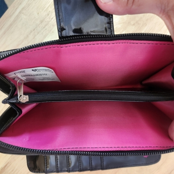 Loungefly Sanrio Hello Kitty Patent Leather Embossed Black Zip Around Wallet - Picture 8 of 8